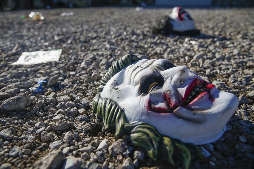 Máscaras del Joker yacen en el suelo en el sitio de un tiroteo mortal en Greenville, Texas, el domingo 27 de octubre de 2019