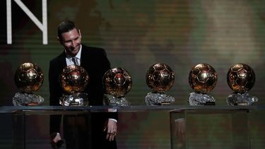 El delantero argentino Lionel Messi admira sus seis Balones de Oro durante la ceremonia de premiaci&oacute;n en Par&iacute;s, el lunes 2 de diciembre de 2019.&nbsp;