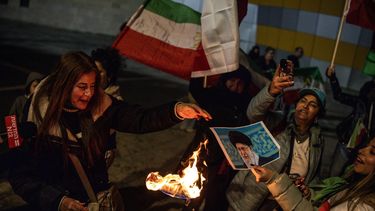 &nbsp;La gente quema un retrato del líder supremo de Irán, el ayatolá Ali Khamenei, durante una manifestación en Israel en apoyo al pueblo iraní