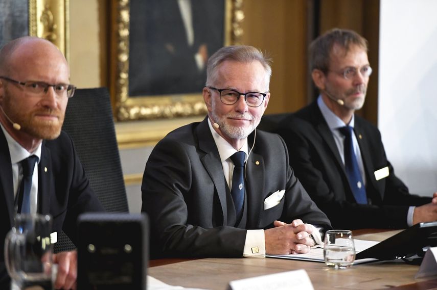 El secretario general de la Academia Sueca de Ciencias, Goran K Hansson, en el centro, y los acad&eacute;micos Peter Fredriksson, a la izquierda, y Jakob Svensson anuncian los ganadores del Nobel de Econom&iacute;a durante una rueda de prensa en la Academia Sueca de Ciencias en Estocolmo, Suecia, el lunes 14 de octubre de 2019.
