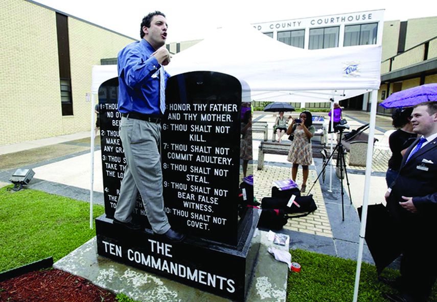 Un líder ateísta se manifiesta en el monumento a los Diez Mandamientos en el condado de Bradford, en el norte de la Florida, el pasado año. (AP)