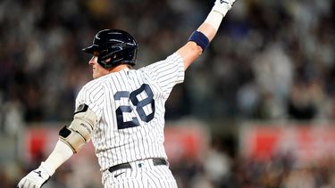 Josh Donaldson, de los Yanquis de Nueva York, celebra después de conectar un sencillo productor para ganar el partido en la décima entrada ante los Medias Rojas de Boston, el jueves 22 de septiembre de 2022, en Nueva York.&nbsp;