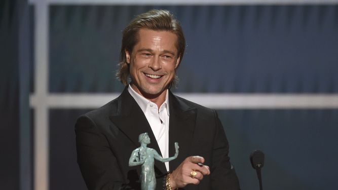 Brad Pitt recibe el Premio SAG al mejor actor de reparto por Once Upon a Time in Hollywood, el domingo 19 de enero del 2020 en Los Angeles. 