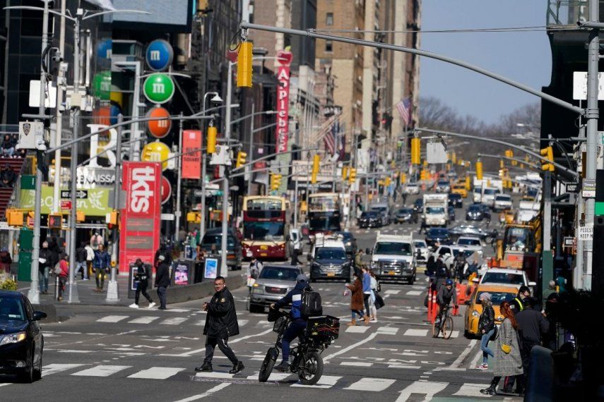 Personas disfrutan un día soleado en Times Square en Nueva York en esta fotografía de archivo del 10 de marzo de 2021. Al aumentar las esperanzas de una vuelta a la normalidad a medida que amaina la pandemia en Estados Unidos y Europa, prolifera la visión de unos “Roaring Twenties”, similares a la próspera década pospandemia de hace un siglo.
