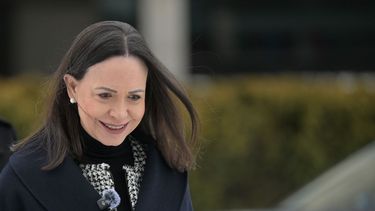 María Corina Machado llega a la prensa tras reunirse con el secretario de Estado de EE. UU., Marco Rubio, en el Departamento de Estado de EE. UU. en Washington, D. C., el 28 de enero de 2026. (Foto por Oliver Contreras / AFP)