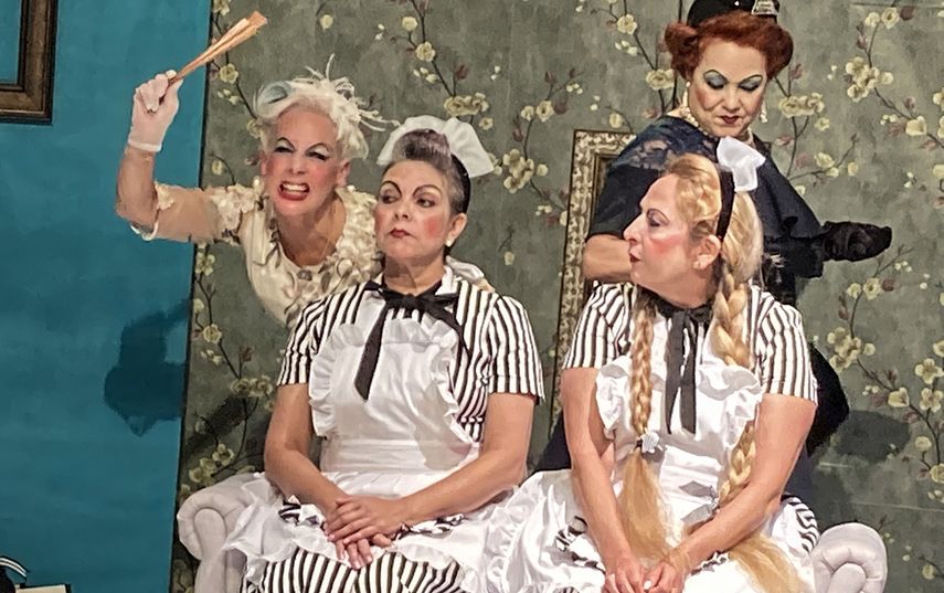 Belkis Proenza, Vivian Morales, Miriam Bermúdez y Aylin Silva interpretan la obra Siempre se olvida algo, de Virgilio Piñera, dirigida por Eddy Díaz Souza.