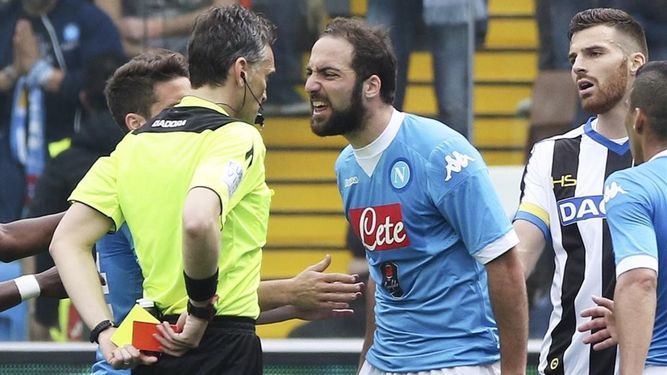 Higuaín no pudo contener su molestia luego de que el arbitro del partido le mostrara la tarjeta roja. (CORTESÍA)