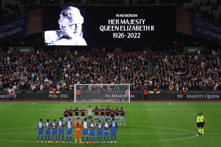 Los futbolistas de West Ham y FCSB Steaua Bucharest guardan un minuto de silencio por la muerte de la reina Isabel II de Inglaterra antes de un juego del Grupo B de la Europa League, en el Estadio de Londres, en Londres, el 8 de septiembre de 2022. La Premier League pausará su calendario una jornada por respeto a la familia real&nbsp;