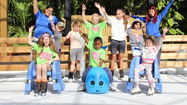Un grupo de ni&ntilde;os se divierte en la nueva pista de patinaje sobre hielo que Jungle Island.&nbsp;