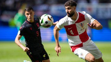 Josko Gvardiol de Croacia corre con el balón mientras lo persigue Jasir Asani de Albania en el encuentro del Grupo B de la Eurocopa, el miércoles 19 de junio del 2024.