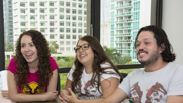 Alejandra Otero, Nadia María y Ron Chávez en la redacción de DIARIO LAS AMÉRICAS (Yender Hernández)