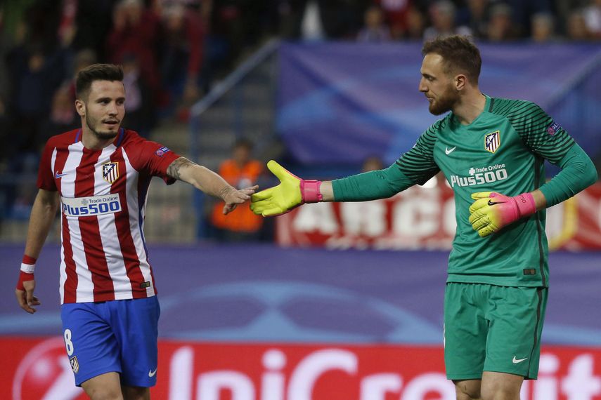 El centrocampista del Atlético de&nbsp;Madrid, Saúl Ñíguez (izquierda), felicita a su compañero, el guardameta esloveno Jan Oblak.