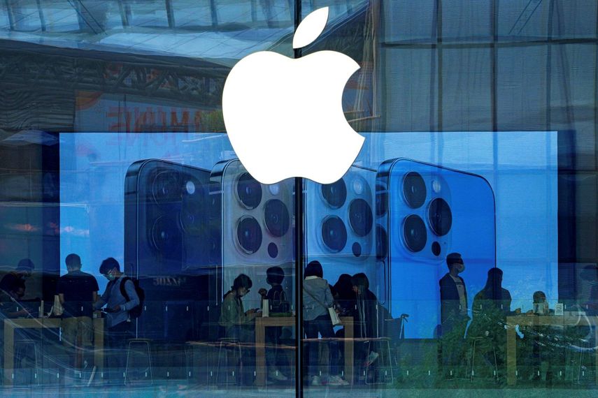 Clientes en una tienda de Apple.