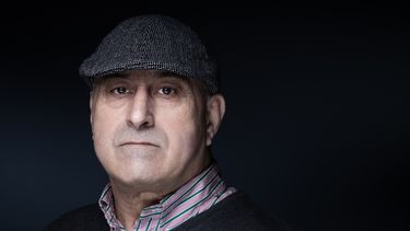 Yunice Abbas, uno de los cinco hombres que robaron a la personalidad de los medios de comunicación estadounidense Kim Kardashian en su hotel en París en 2016, posa durante una sesión de fotos en París el 28 de enero de 2021.