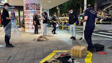 Esta imagen, tomada y publicada por la Agencia Central de Noticias de Taiwán (CNA) el 19 de diciembre de 2025, muestra a equipos forenses de la policía estableciendo un cordón policial frente a la librería Eslite Nanxi para recolectar evidencia después de que un sospechoso atacara indiscriminadamente a personas en las cercanías de Taipéi.