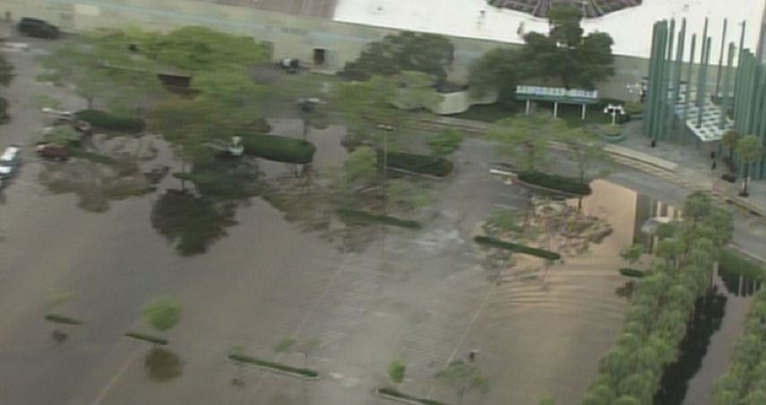 Amplias secciones del estacionamiento del centro comercial están cubiertas de agua.
