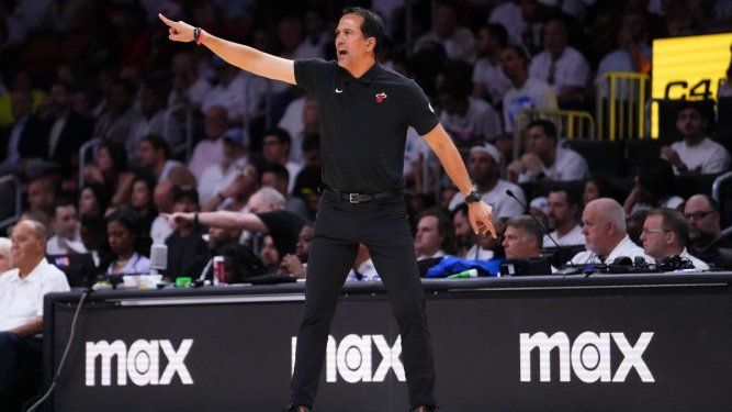 El entrenador del Heat de Miami, Erik Spoelstra, da indicaciones durante un partido, el 26 de abril de 2025.