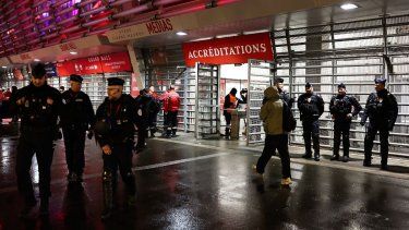 Los agentes de policía aseguran la entrada del Stade Pierre-Mauroy antes del partido de fútbol de la jornada 8 de la fase de liga de la UEFA Liga de Campeones entre el Lille OSC (LOSC) y el Feyenoord Rotterdam en Villeneuve-dAscq, en el norte de Francia, el 29 de enero de 2025.