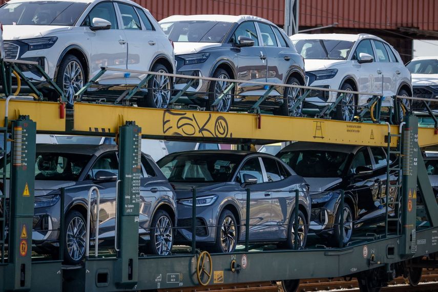 Autos fabricados en Alemania y trasladados al puerto para su exportación.