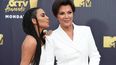 Kim Kardashian West, izquierda, y Kris Jenner llegan a los premios MTV Movie and TV Awards en el Barker Hangar el sábado 16 de junio de 2018, en Santa Monica, California.&nbsp;