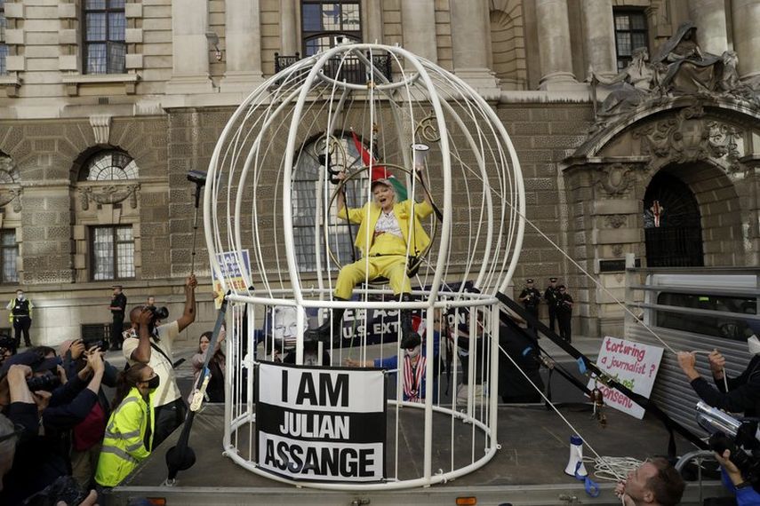 La dise&ntilde;adora de modas Vivienne Westwood protesta en una enorme jaula de p&aacute;jaro contra la extradici&oacute;n del fundador de WikiLeaks Julian Assange a Estados Unidos fuera de la Corte Penal de Londres, el martes 21 de julio de 2020.&nbsp;