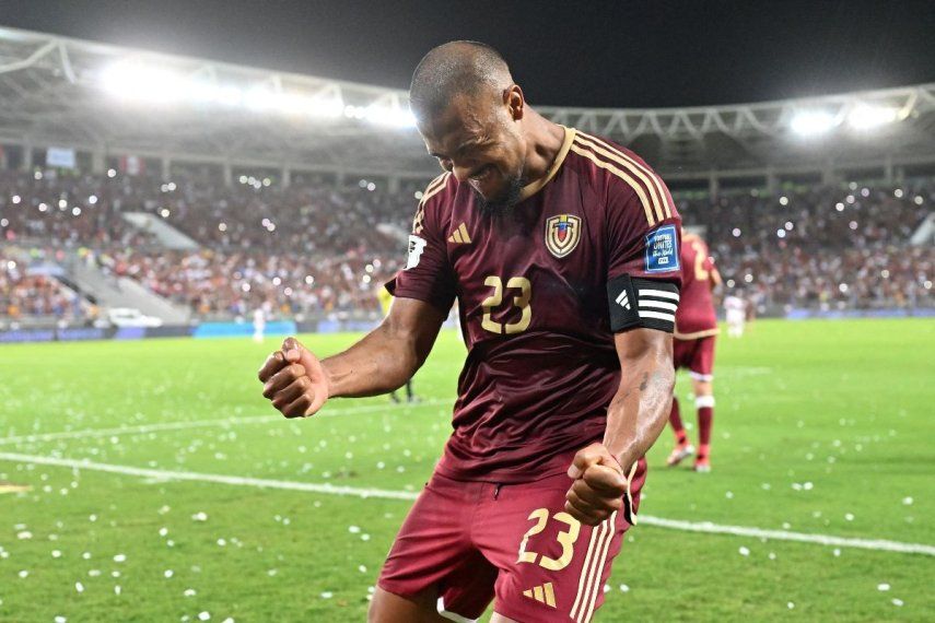 El venezolano Salomón Rondón, delantero de la Vinotinto, celebra tras anotar un gol en un partido.
