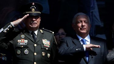 El secretario de Defensa, Luis Cresencio Sandoval, a la izquierda, y el presidente de México, Andrés Manuel López Obrador.