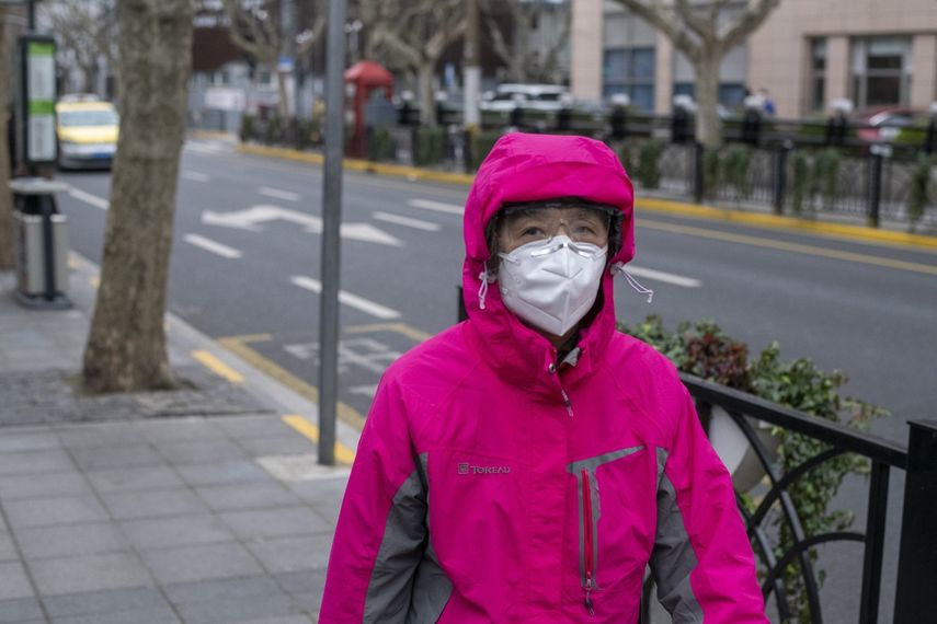 Mujer camina por las calles con un tapabocas como medida de protecci&oacute;n por el coronavirus