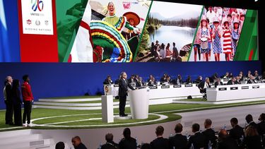 Decio de María, copresidente de la candidatura de la Copa Mundial de la FIFA Canadá-México 2026 y presidente de la Federación Mexicana de Fútbol habla durante la presentación de la candidatura de la Copa Mundial FIFA de Canadá México-México en el 68º Congreso de la FIFA en Moscú, Rusia, el 13 de junio de 2018.