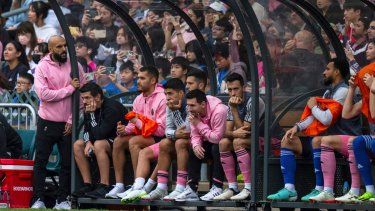 Lionel Messi del Inter Miami observa desde la banca el duelo amistoso ante un equipo de Hong Kong, el domingo 4 de febrero de 2024, en Hong Kong.