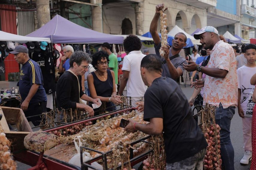 Clientes reunidos en torno a un carro de ajos en un mercado callejero en La Habana, Cuba, el sábado 16 de marzo de 2024. Durante 60 años la libreta de abastecimiento fue el pilar de la alimentación en la isla. Pero las cosas han cambiado y en las últimas protestas la consigna de los manifestantes fue “corriente y comida” en alusión a los recurrentes apagones y al desabastecimiento de alimentos. 