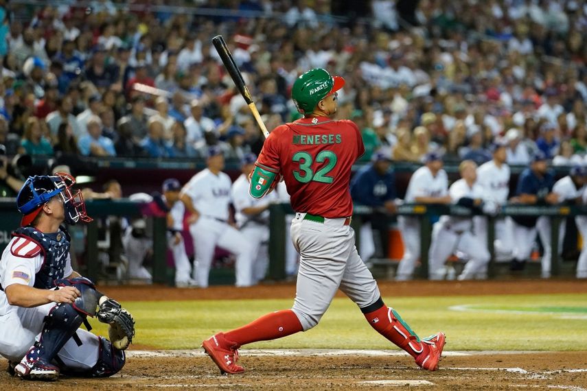 El pelotero mexicano Joey Meneses mira su jonrón de tres carreras contra Estados Unidos en el cuarto inning de su juego del Clásico Mundial de béisbol en Phoenix, el domingo 12 de marzo de 2023. 