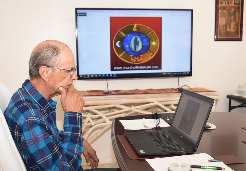 Ernesto Pichardo, Oba Oriate&nbsp;[sacerdote de máximo conocimiento y jerarquía]&nbsp;de la Iglesia Babalú Ayé, perteneciente a la misma denominación, en Estados Unidos.
