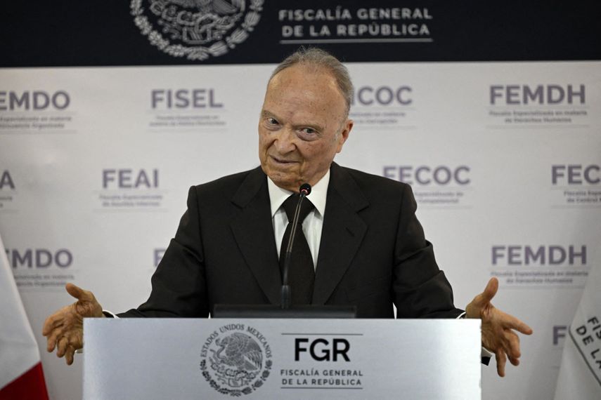 El Procurador General de la República, Alejandro Gertz Manera, hace un gesto durante una conferencia en la Ciudad de México el 19 de marzo de 2025, tras el descubrimiento de huesos, zapatos y ropa calcinados en un supuesto campo de entrenamiento de un cártel de la droga en Jalisco.