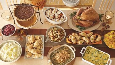 La típica mesa para dar las gracias incluye el tradicional pavo pero puede incluir ingredientes como el maíz y los chiles que le dan el toque latino. (CORTESÍA)