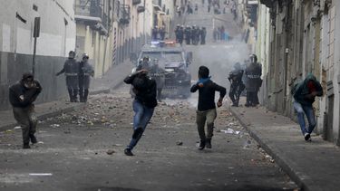 Manifestantes corren delante de un veh&iacute;culo armado durante choques con la polic&iacute;a en Quito, Ecuador, el mi&eacute;rcoles 9 de octubre de 2019.