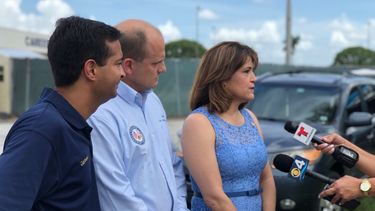 El congresista federal republicano Carlos Curbelo (izq), y los senadores estatales demócratas José Javier Rodríguez y Anette Taddeo, conversan con medios de prensa en Homestead, Florida.