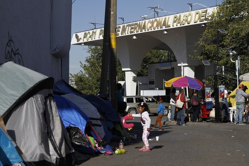 En esta imagen del jueves 17 de octubre de 2019, una ni&ntilde;a del sur de M&eacute;xico juega con una almohada en una calle a las afueras de su tienda de campa&ntilde;a en Ciudad Ju&aacute;rez, M&eacute;xico, cerca de la frontera con El Paso, Texas.&nbsp;