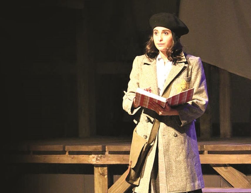 La actriz Andrea Ferro interpreta su primer protagónico en ‘Dreams of Anne Frank’. (FOTO: CORTESIA AREA STAGE)