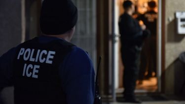 Agentes de la Oficina de Control de Inmigración y Aduanas (ICE) de EEUU, durante un operativo antinmigrantes.
