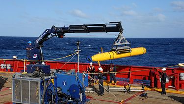 Esta imagen del 1 de abril de 2014 muestra el vehículo submarino autónomo Bluefin 21 a bordo del barco australiano Ocean Shield. (AP)