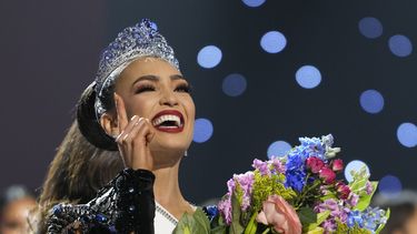  RBonney Gabriel luce la nueva corona como Miss Universo 2022. 