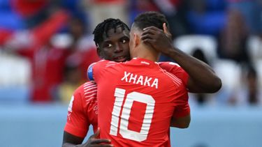 El delantero de Suiza, Breel Embolo, celebra con su compañero Granit Xhaka después de anotar el único gol del partido ante Camerún el 24 de noviembre de 2022.