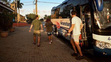 Los turistas llegan a Viñales, provincia de Pinar del Río, Cuba.