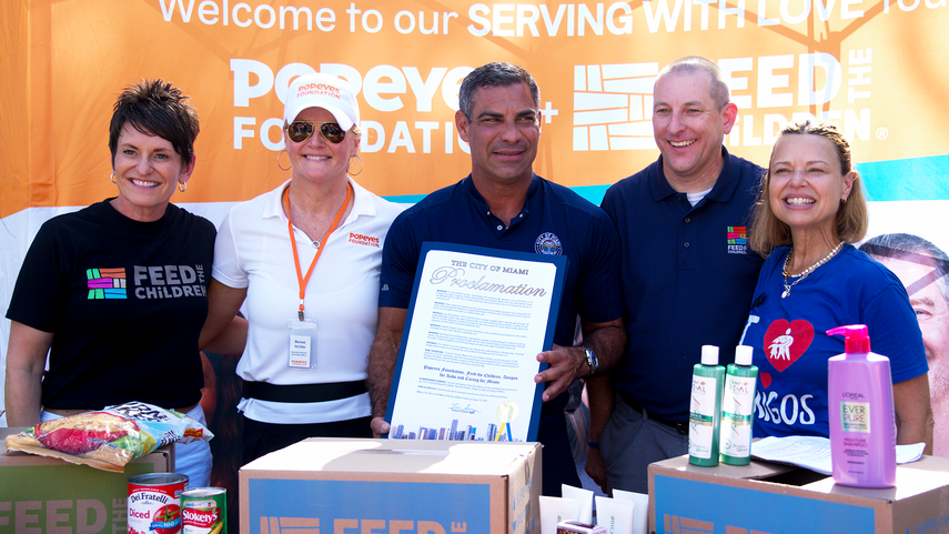 El alcalde de Miami, Francis Suárez, entrega una proclama a los organizadores de un evento de entrega de ayudas en el parque José Martí. El alcalde de Miami, Francis Suárez, entrega una proclama a los organizadores de un evento de entrega de ayudas en el parque José Martí.