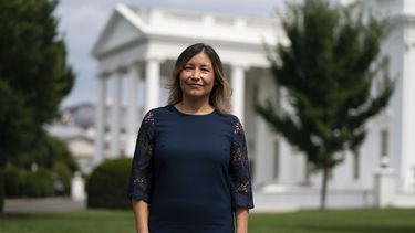 Julie Chávez Rodríguez, directora de asuntos intergubernamentales de la Casa Blanca, frente a la Casa Blanca en Washington. &nbsp;