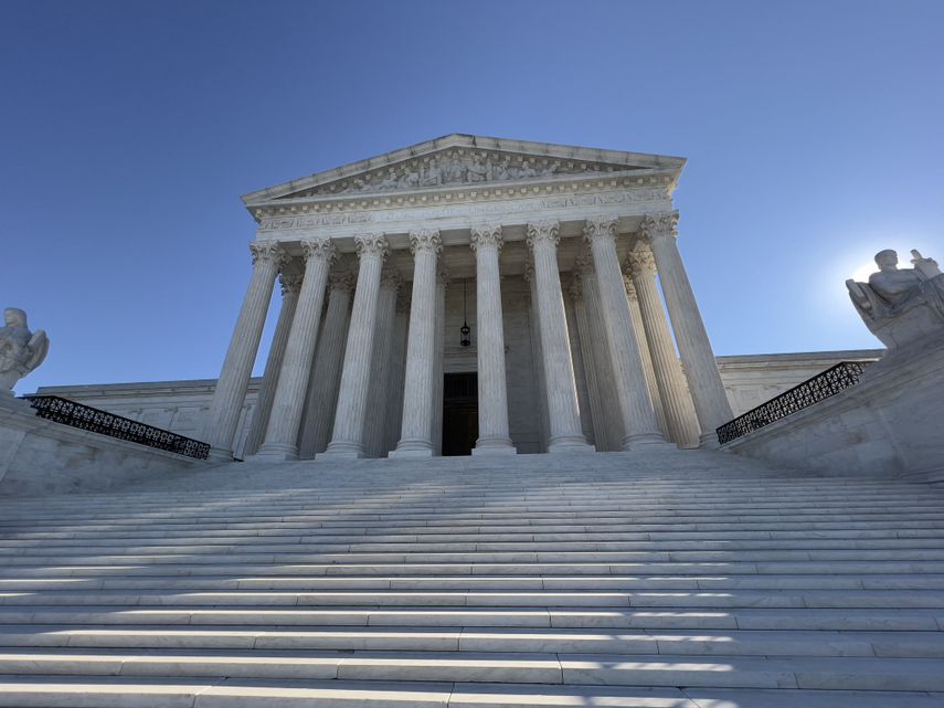 Escalinata que da acceso a la sede de la Corte Suprema de Justicia de Estados Unidos.