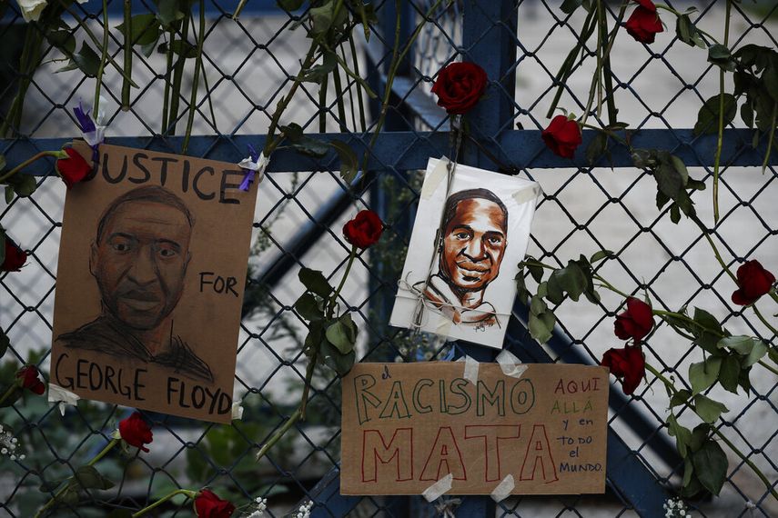 Esta fotograf&iacute;a del s&aacute;bado 30 de mayo de 2020 muestra im&aacute;genes de George Floyd, un hombre de raza negra que muri&oacute; a manos de la polic&iacute;a de Minneapolis, rodeadas de rosas en una barricada frente a la embajada de Estados Unidos en la Ciudad de M&eacute;xico.