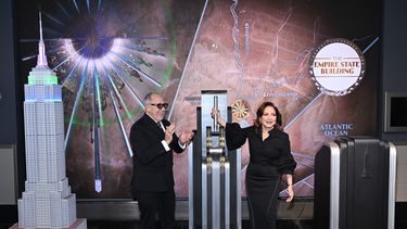 El lunes 12 de mayo, el&nbsp;Empire State Building se iluminó en azul, verde y rosa fuerte para rendir homenaje a la cantante, actriz e ícono global ganadora Gloria Estefan.