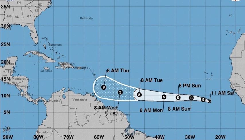 Imagen cedida hoy, sábado 22 de septiembre de 2018, por el Centro Nacional de Huracanes (NHC), que muestra el pronóstico de tres días de la tormenta tropical Kirk, durante su avance hacia el oeste en el Atlántico desde las costas de África.